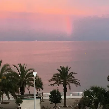 Les Pieds Dans L'eau Cannes